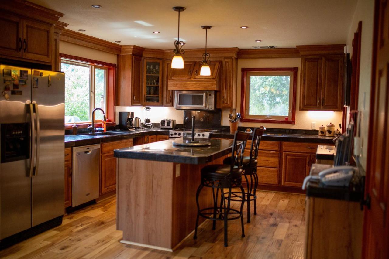 Riverfront Property With Waterfalls Near Yosemite And Bass Lake Oakhurst Eksteriør billede
