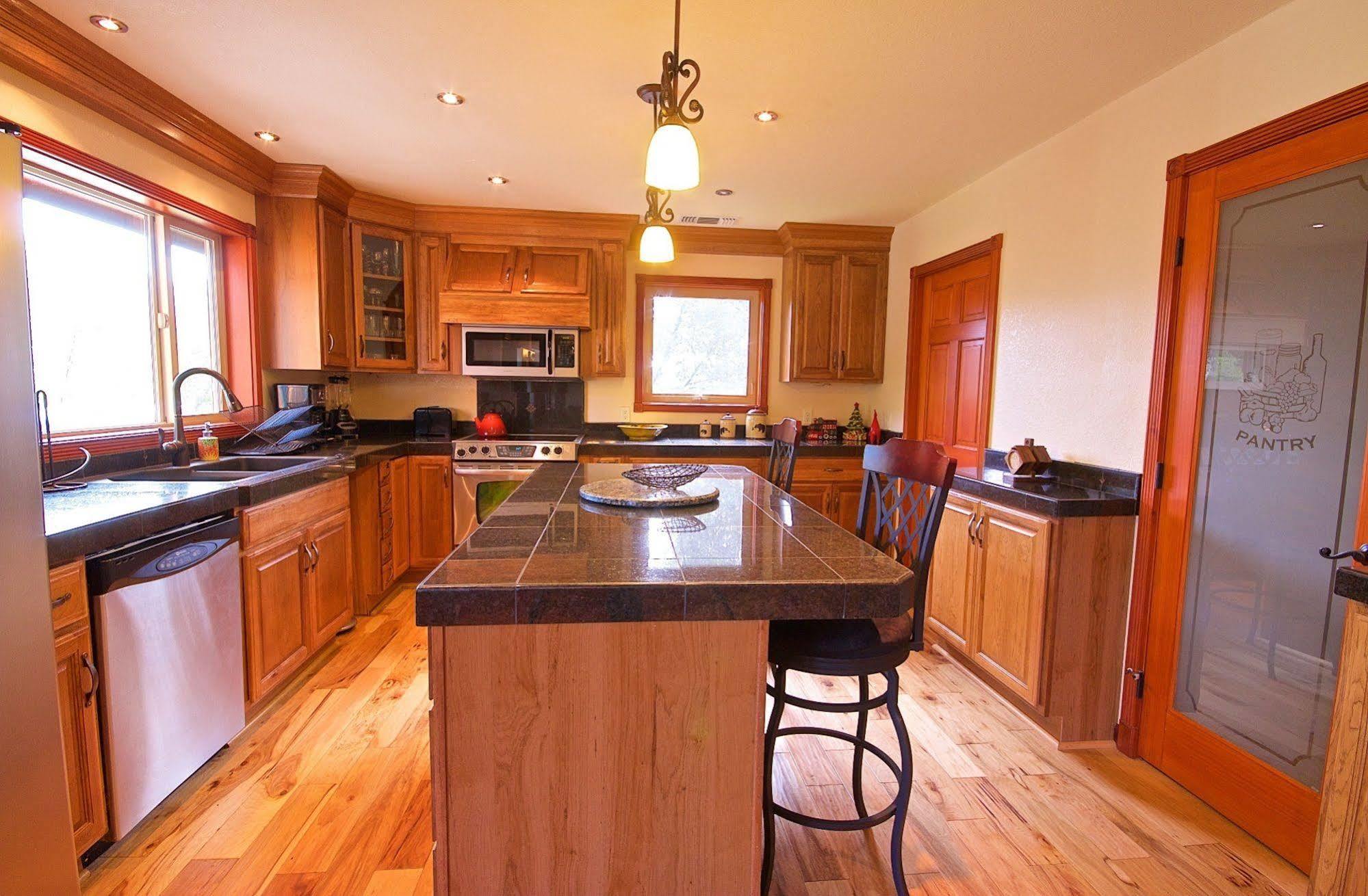 Riverfront Property With Waterfalls Near Yosemite And Bass Lake Oakhurst Eksteriør billede